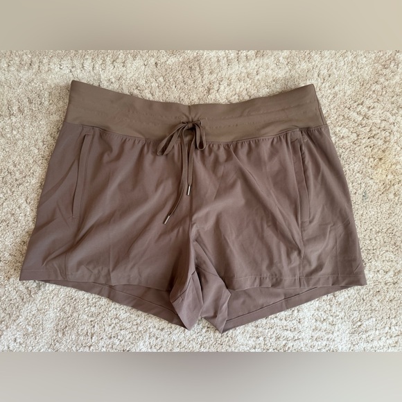 CALIA by Carrie Underwood mid rise Infinity shorts size XL- NWT - Picture 3 of 4